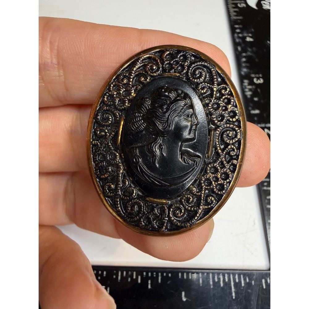 Robbins Co Attleboro Black Cameo Brooch Gold Tone Ornate Scroll Filigree Oval